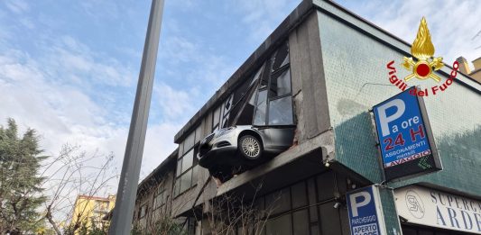 Milano, anziano sbaglia manovra e rimane in bilico in un garage: salvato dai Vigili del Fuoco