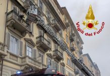 Torino, incendio in un palazzo: un uomo di 70 anni si ustiona in modo grave