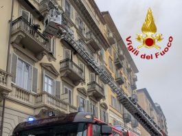 Torino, incendio in un palazzo: una donna di 70 anni si ustiona in modo grave