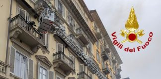 Torino, incendio in un palazzo: una donna di 70 anni si ustiona in modo grave