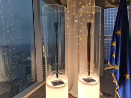 A Palazzo Lombardia migliaia di foto con le torce olimpiche di Milano Cortina 2026