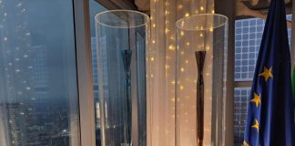 A Palazzo Lombardia migliaia di foto con le torce olimpiche di Milano Cortina 2026