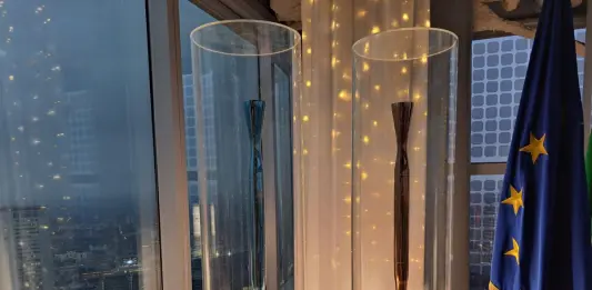 A Palazzo Lombardia migliaia di foto con le torce olimpiche di Milano Cortina 2026