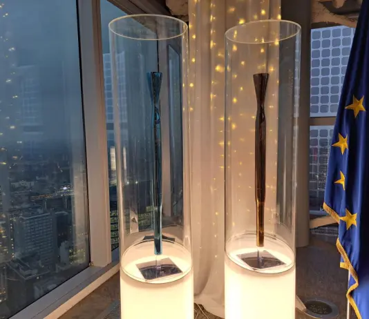 A Palazzo Lombardia migliaia di foto con le torce olimpiche di Milano Cortina 2026