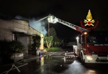 Catania, vasto incendio nella zona industriale: Vigili del Fuoco al lavoro tutta la notte
