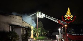 Catania, vasto incendio nella zona industriale: Vigili del Fuoco al lavoro tutta la notte / Video
