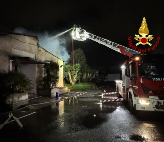 Catania, vasto incendio nella zona industriale: Vigili del Fuoco al lavoro tutta la notte