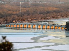 Cina: il fascino invernale del Ponte dei diciassette archi di Pechino (1)