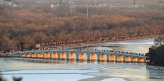 Cina: il fascino invernale del Ponte dei diciassette archi di Pechino (1)