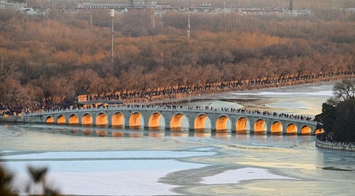 Cina: il fascino invernale del Ponte dei diciassette archi di Pechino (1)