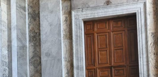 Giubileo, chiusa la Porta Santa della Basilica di San Giovanni. Aurigemma: “Momento di spiritualità”