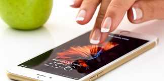 Doomscrolling: il trucco dei 30 minuti che ti restituisce energia doomscrolling smartphone