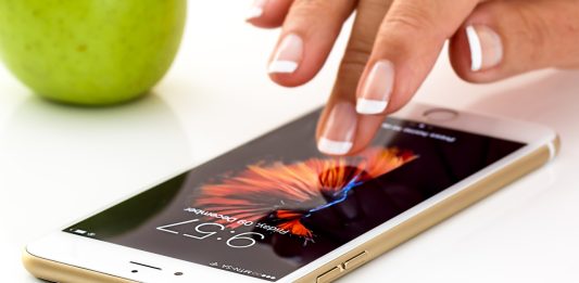 Doomscrolling: il trucco dei 30 minuti che ti restituisce energia doomscrolling smartphone