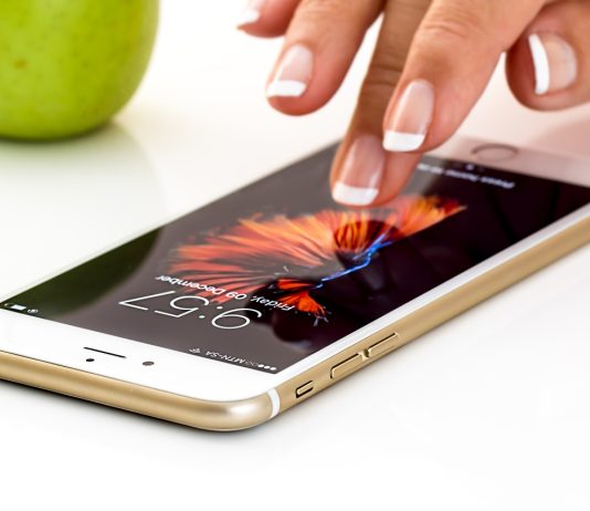 Doomscrolling: il trucco dei 30 minuti che ti restituisce energia doomscrolling smartphone