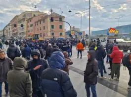 I lavoratori dell’ex Ilva di Genova riprendono il blocco stradale, Bucci: “Venerdì l’incontro con il ministro Urso”