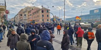 I lavoratori dell’ex Ilva di Genova riprendono il blocco stradale, Bucci: “Venerdì l’incontro con il ministro Urso”