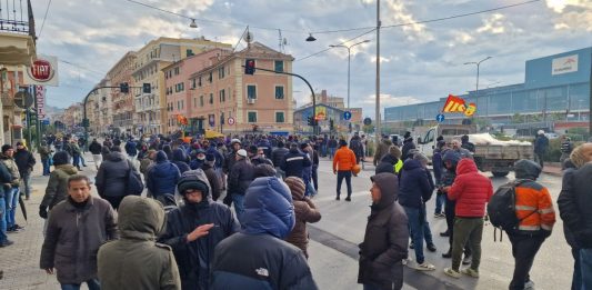 I lavoratori dell’ex Ilva di Genova riprendono il blocco stradale, Bucci: “Venerdì l’incontro con il ministro Urso”