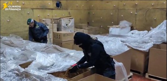 Scoperti due stabilimenti per la produzione illegale di sigarette a Pomezia e Ferentino / Video