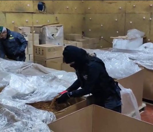 Scoperti due stabilimenti per la produzione illegale di sigarette a Pomezia e Ferentino / Video