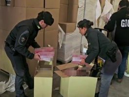 Sequestrati due stabilimenti clandestini per la produzione di sigarette tra Milano e Pavia, 17 arresti