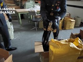 Sequestrati 4 mila articoli tra giocattoli e abiti contraffatti, 5 denunce a Roma