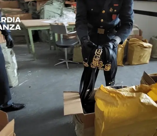 Sequestrati 4 mila articoli tra giocattoli e abiti contraffatti, 5 denunce a Roma