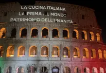 La cucina italiana proclamata patrimonio dell’umanità Unesco. Il Colosseo si illumina per celebrare il riconoscimento / Video