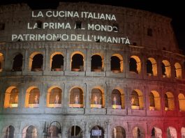 La cucina italiana proclamata patrimonio dell’umanità Unesco. Il Colosseo si illumina per celebrare il riconoscimento / Video