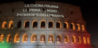 La cucina italiana proclamata patrimonio dell’umanità Unesco. Il Colosseo si illumina per celebrare il riconoscimento / Video