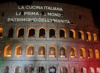 La cucina italiana proclamata patrimonio dell’umanità Unesco. Il Colosseo si illumina per celebrare il riconoscimento / Video