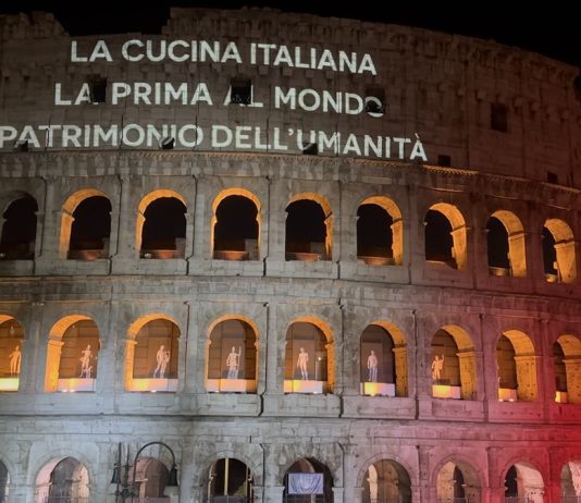 La cucina italiana proclamata patrimonio dell’umanità Unesco. Il Colosseo si illumina per celebrare il riconoscimento / Video