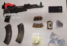 Aveva kalashnikov con colpo in canna e droga, arrestato un 26enne a Milano