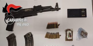 Aveva kalashnikov con colpo in canna e droga, arrestato un 26enne a Milano