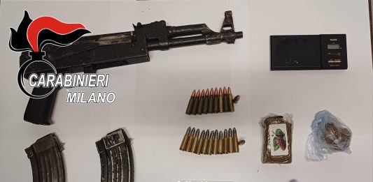 Aveva kalashnikov con colpo in canna e droga, arrestato un 26enne a Milano