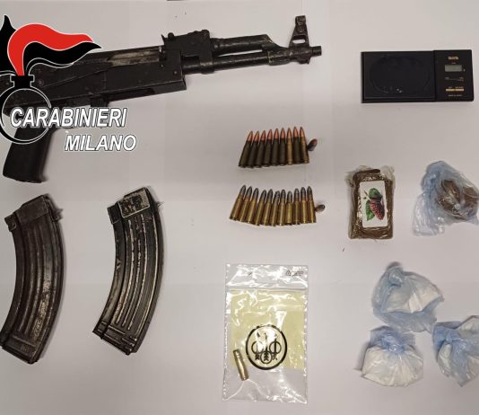 Aveva kalashnikov con colpo in canna e droga, arrestato un 26enne a Milano