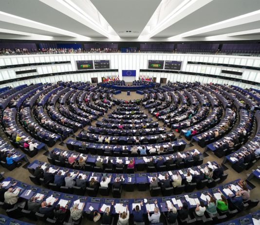 البرلمان الأوروبي يعتمد توسيع قائمة الدول الآمنة ووضع قواعد جديدة لمراكز استقبال المهاجرين parlamento europeo