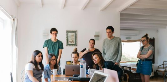 Tra il 2011 e il 2024 sono emigrati dall’Italia 630 mila giovani