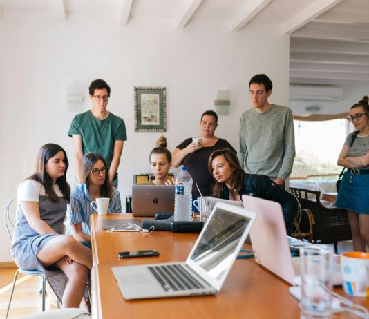 Tra il 2011 e il 2024 sono emigrati dall’Italia 630 mila giovani