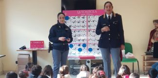 La Polizia gioca a tombola con i bambini della scuola “Giovanni Falcone” dello Zen