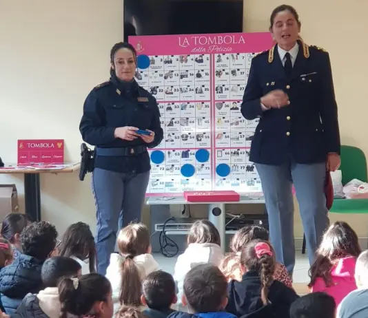 La Polizia gioca a tombola con i bambini della scuola “Giovanni Falcone” dello Zen