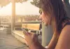 Come utilizzare i Social Network senza stressarsi ragazza con smartphone