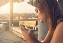 Come utilizzare i Social Network senza stressarsi ragazza con smartphone