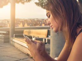 Come utilizzare i Social Network senza stressarsi ragazza con smartphone