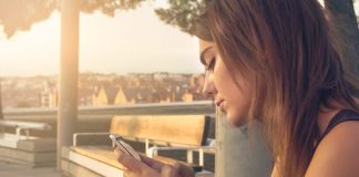 Come utilizzare i Social Network senza stressarsi ragazza con smartphone