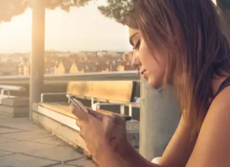 Come utilizzare i Social Network senza stressarsi ragazza con smartphone