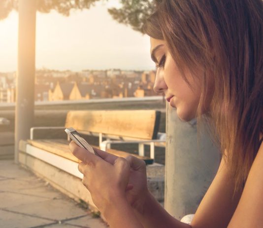 Come utilizzare i Social Network senza stressarsi ragazza con smartphone