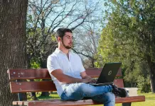 Che cosa sono i siti web comparatori online e a cosa servono ragazzo con notebook al parco