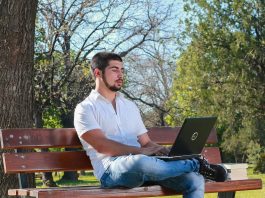 Che cosa sono i siti web comparatori online e a cosa servono ragazzo con notebook al parco