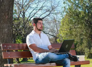 Che cosa sono i siti web comparatori online e a cosa servono ragazzo con notebook al parco