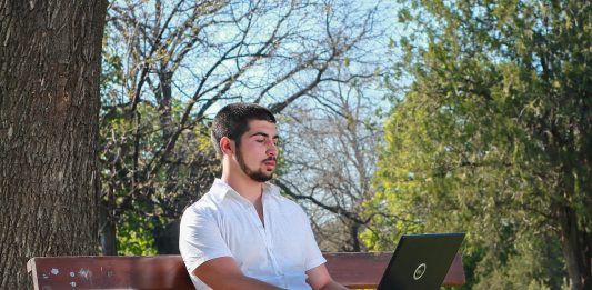 Che cosa sono i siti web comparatori online e a cosa servono ragazzo con notebook al parco